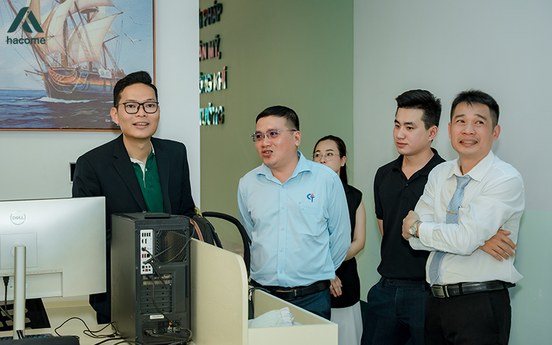 Thăm quan phòng làm việc của thể nhân viên HACOME